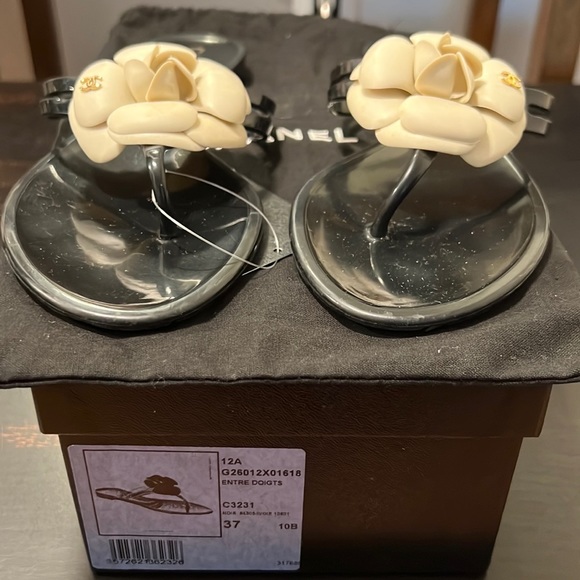 CHANEL Interlocking CC Logo Rubber Slides - Picture 2 of 5